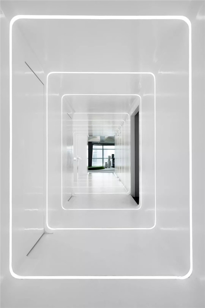 大開間的辦公室裝修燈光設計